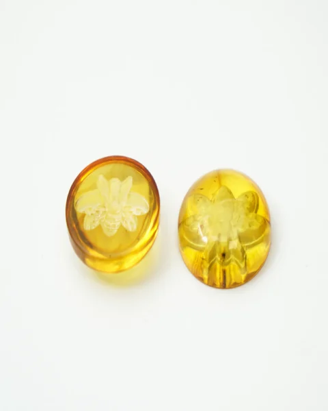 Baltic Amber Bee Engraved Round Cabochon Approx 20mm